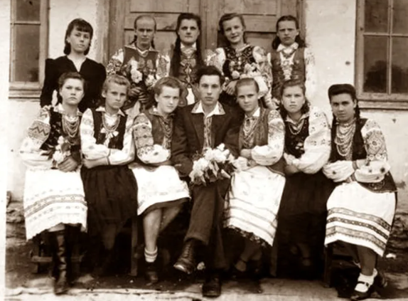 Символ патриотизма. Историк рассказал, как вышиванка вошла в повседневную моду украинцев